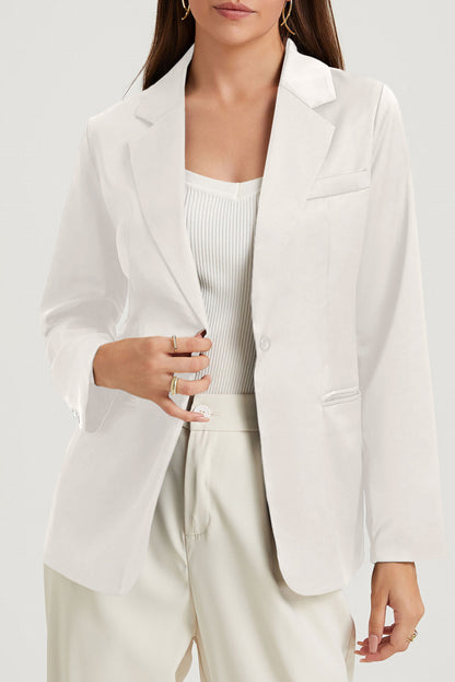 Blazer blanc avec poches et bouton unique, col à revers