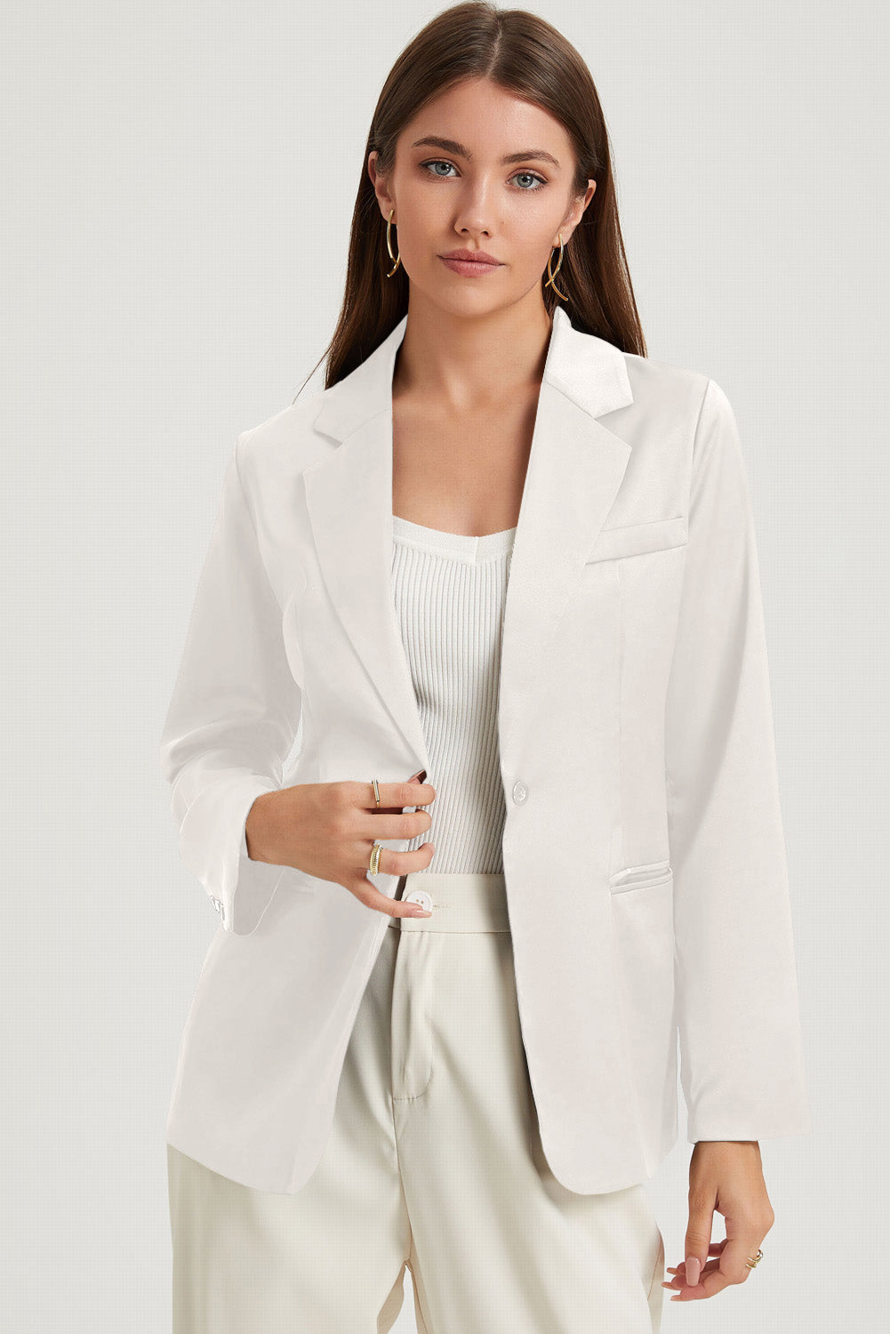 Blazer blanc avec poches et bouton unique, col à revers