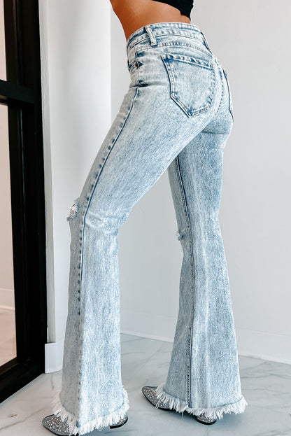 Himmelblaue Flare-Jeans in Distressed-Acid-Waschung