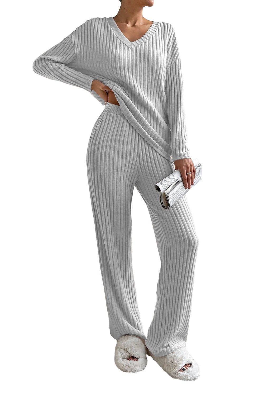 Hellgraues, lockeres Loungewear-Set aus geripptem Strickoberteil und Hose mit V-Ausschnitt