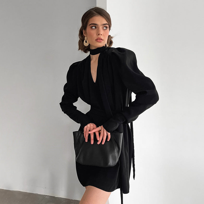 Robe noire élégante à lacets à la taille, style Hepburn, col en V, manches bouffantes