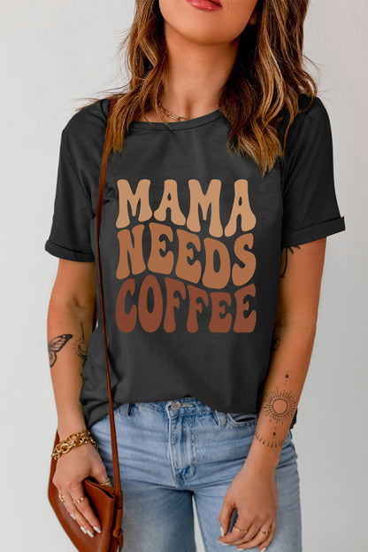 Schwarzes T-Shirt mit „MAMA NEEDS COFFEE“-Grafik