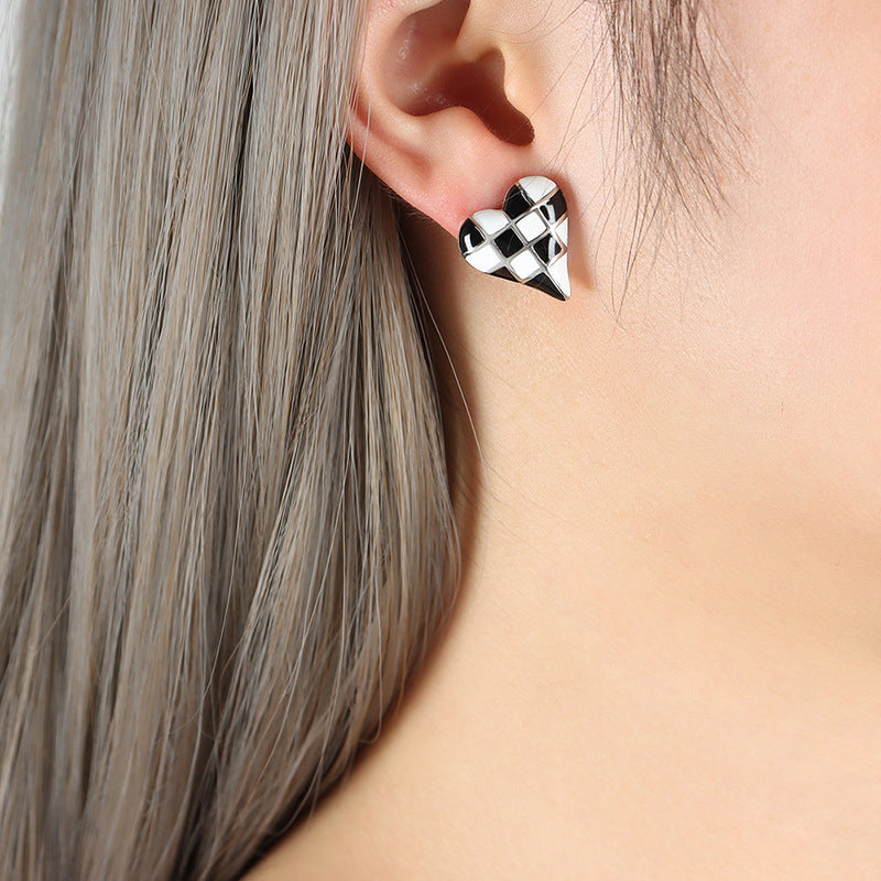 18K gold novel trendy heart-shaped/circular with black and white plaid design all-match earrings