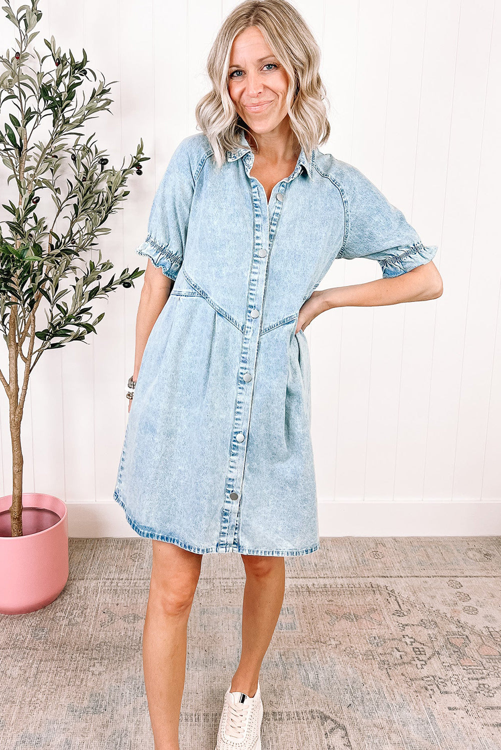 Robe en jean boutonnée à manches courtes et à volants délavé minéral Beau Blue