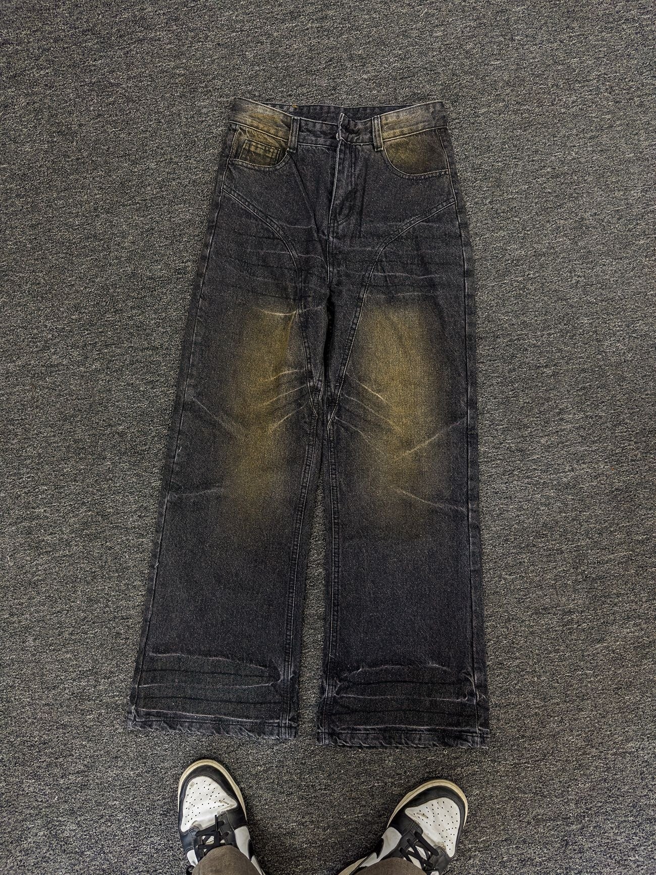 Verwaschene, gerade Jeans mit dekonstruierter Struktur im Dirty Mud-Stil