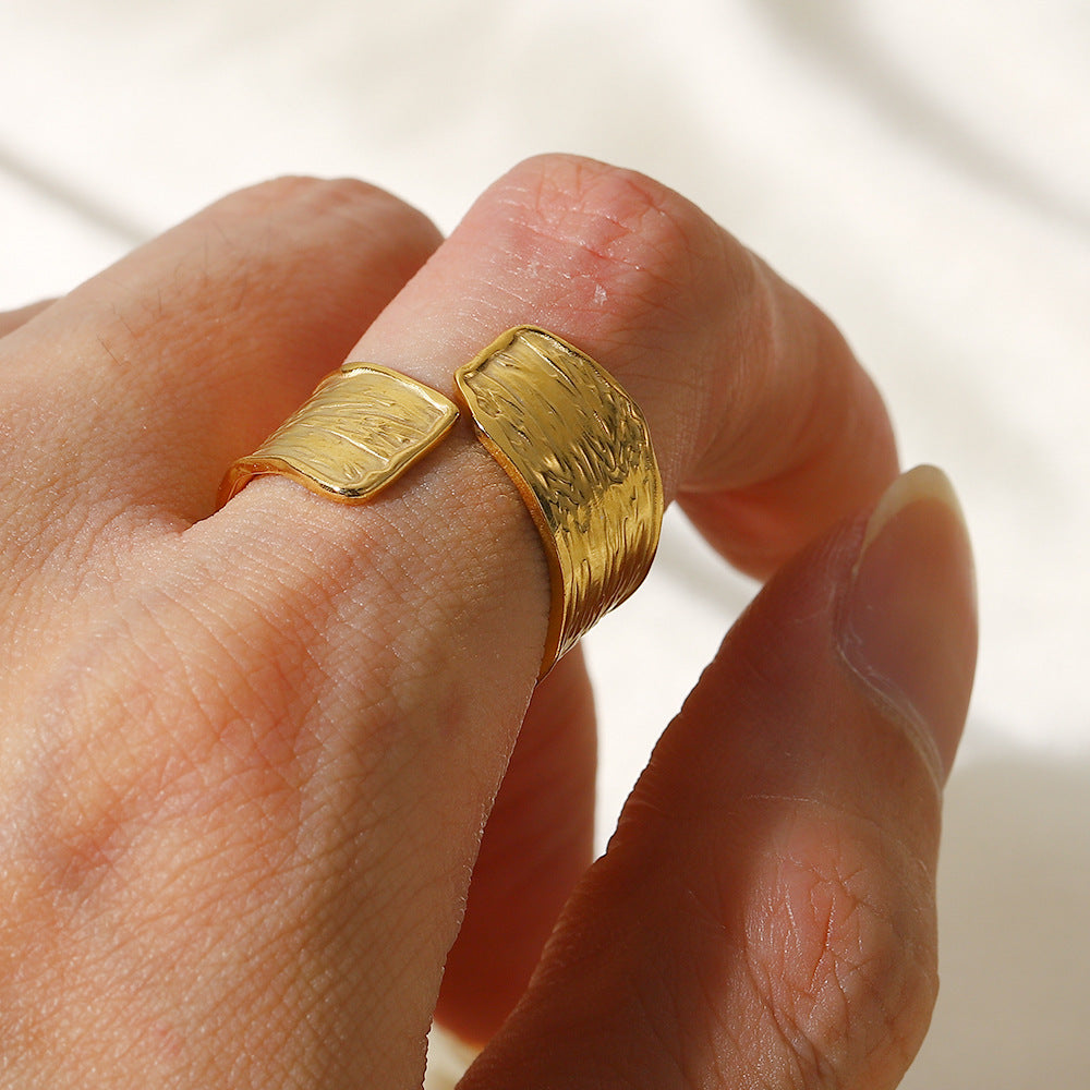 18K gold simple and elegant wrinkle design versatile ring