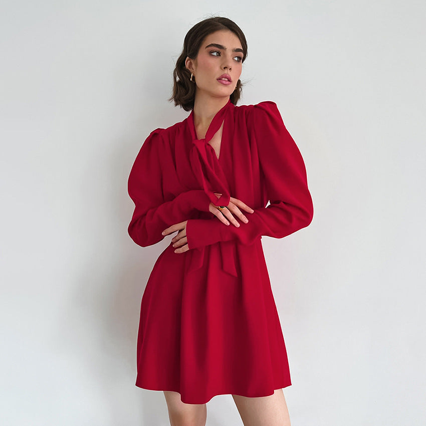 Robe noire élégante à lacets à la taille, style Hepburn, col en V, manches bouffantes