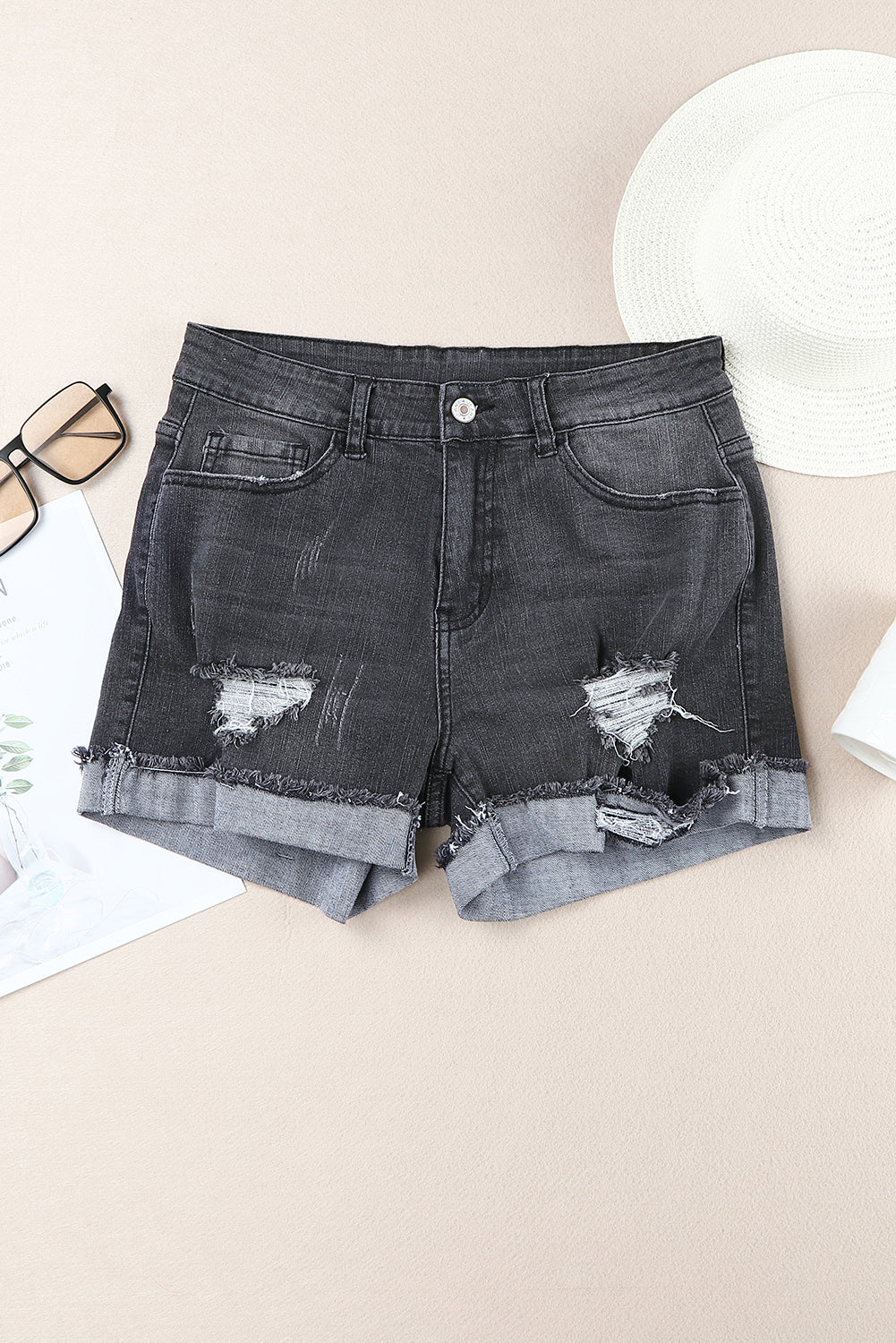 Jeansshorts in Distressed-Optik mit gerolltem Saum in Himmelblau