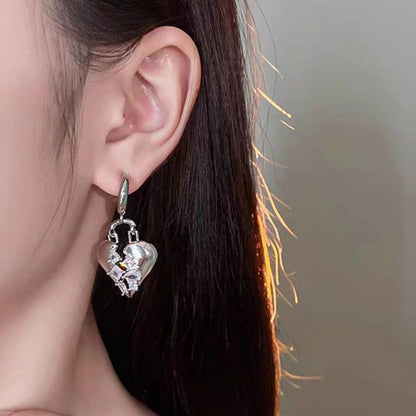 Boucles d'oreilles de luxe légères au design diamant en forme de cœur brisé exquis