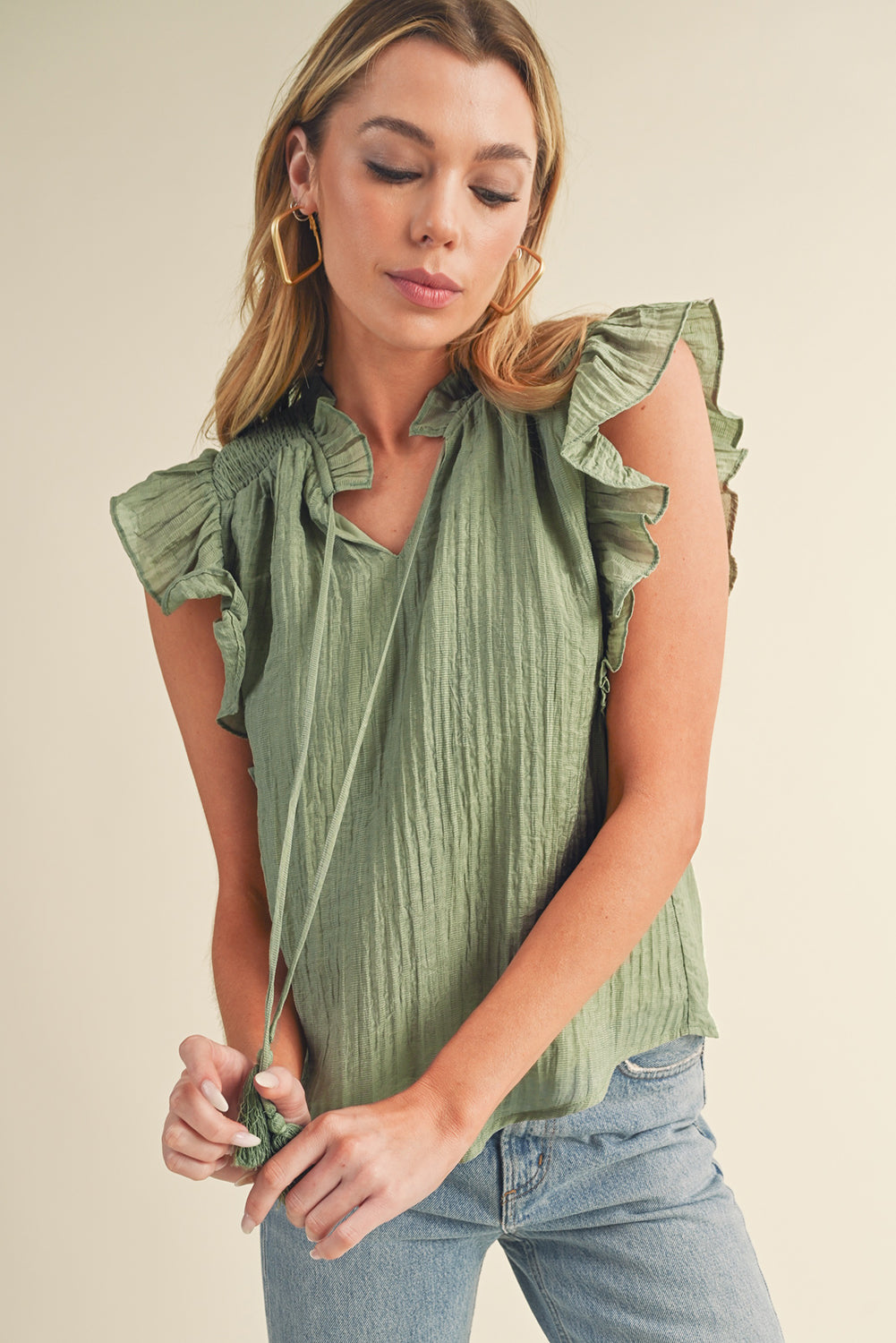 Strukturierte Bluse mit V-Ausschnitt und flatternden Ärmeln in Meadow Mist Green