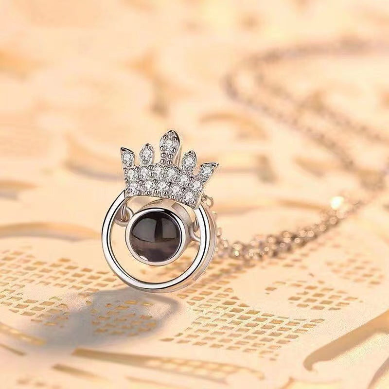 Collier délicat à projection de diamants avec couronne éblouissante