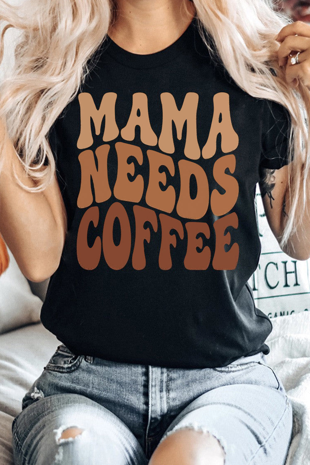 Schwarzes T-Shirt mit „MAMA NEEDS COFFEE“-Grafik