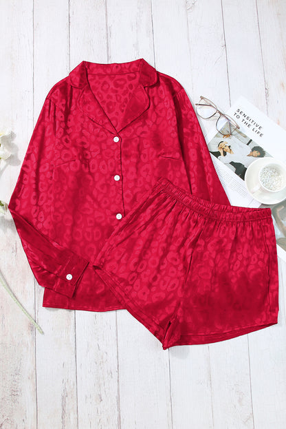 Feuriges rotes 2-teiliges Lounge-Set aus Satin-Langarmoberteil und Shorts mit Leopardenmuster