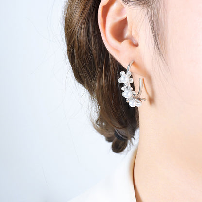 Boucles d'oreilles de style cour incrustées de fleurs et de perles en or 18 carats