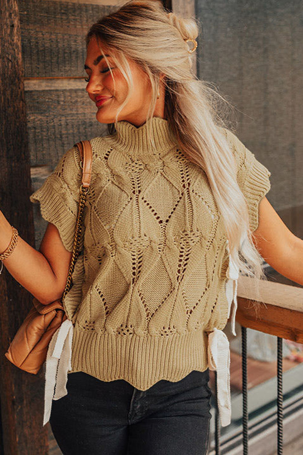 Pull à col haut en tricot ajouré beige clair à bordure festonnée