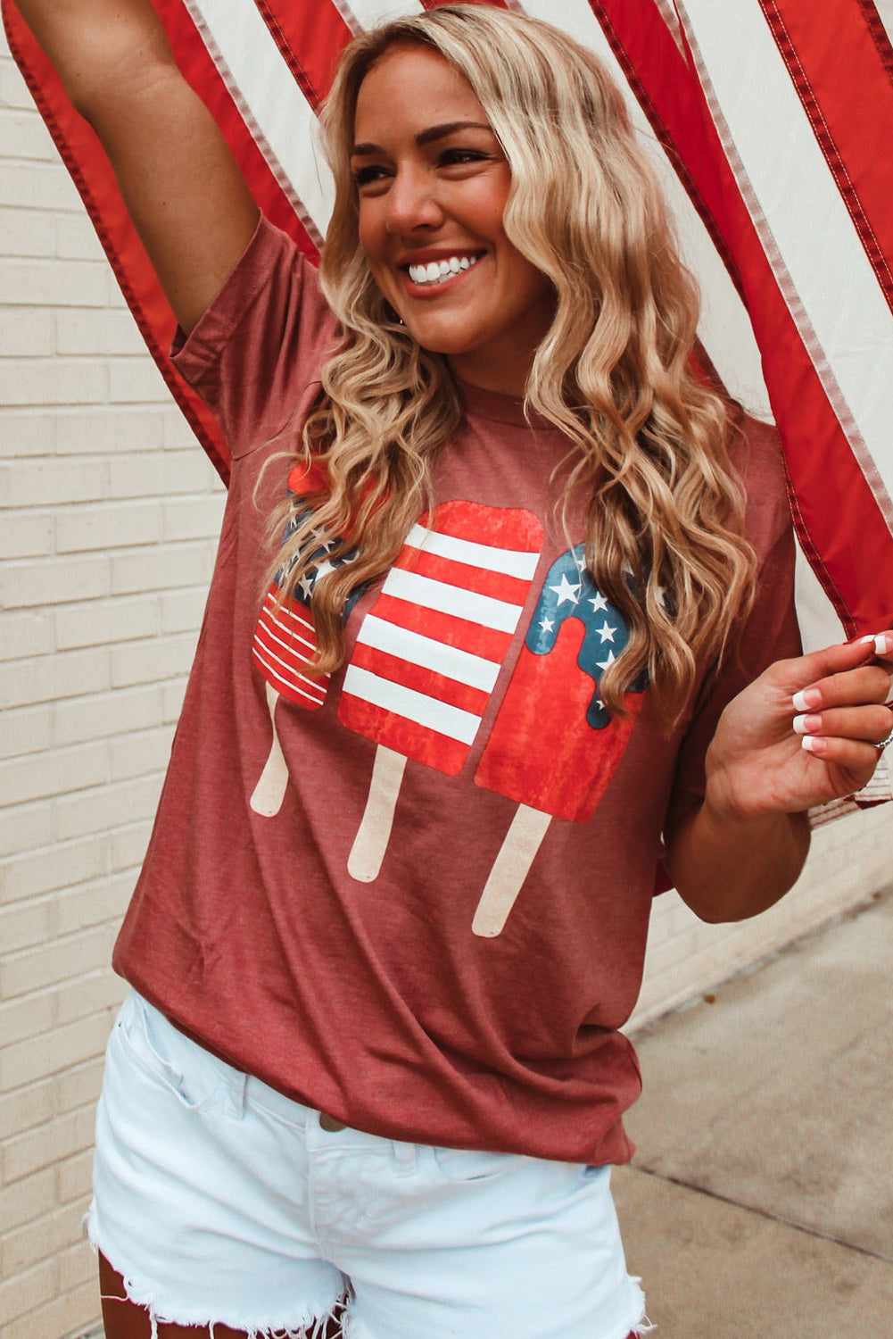 Rotes patriotisches T-Shirt mit Rundhalsausschnitt und gemustertem Eis am Stiel mit amerikanischer Flagge