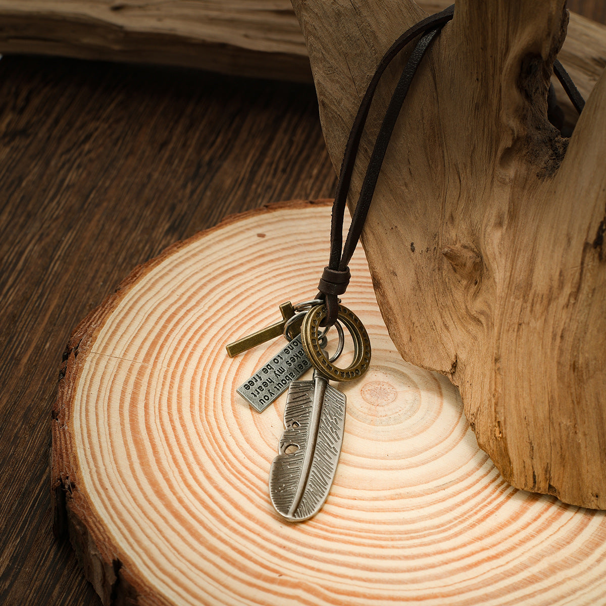 Chaîne en cuir de mode vintage avec collier pendentif polyvalent de conception de plume et de croix