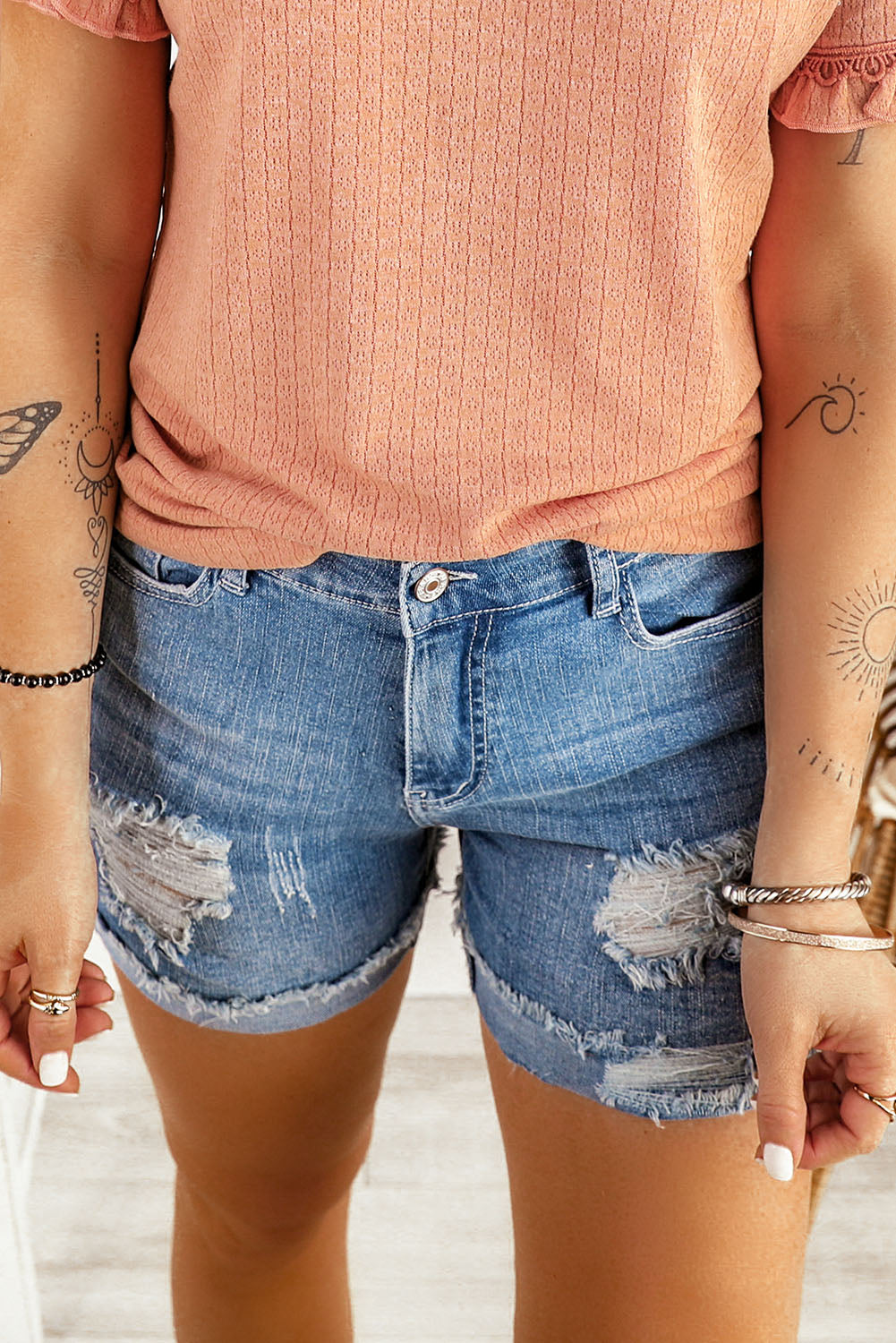 Jeansshorts in Distressed-Optik mit gerolltem Saum in Himmelblau