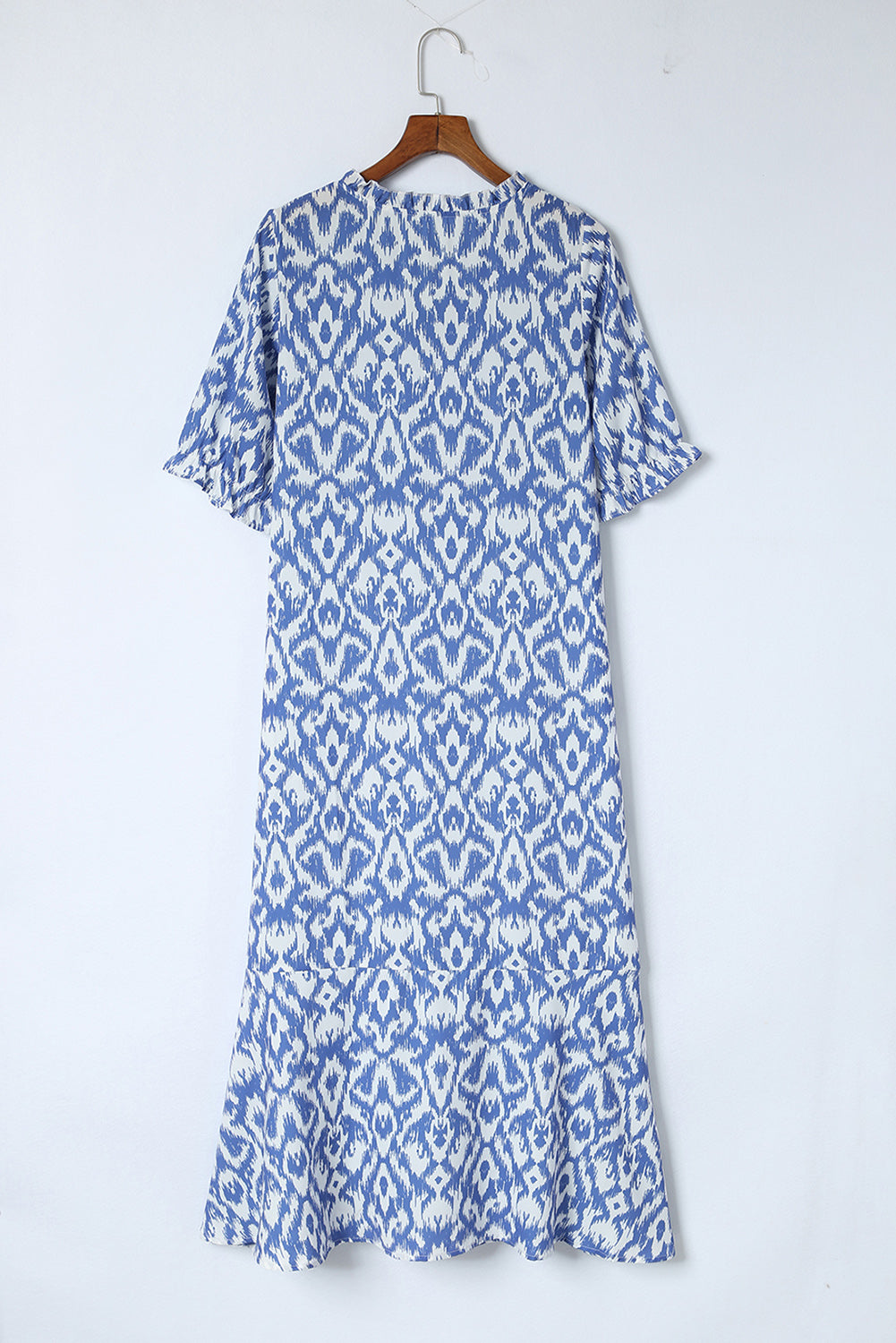 Himmelblaues, lässiges Maxikleid mit geometrischem Print und V-Ausschnitt