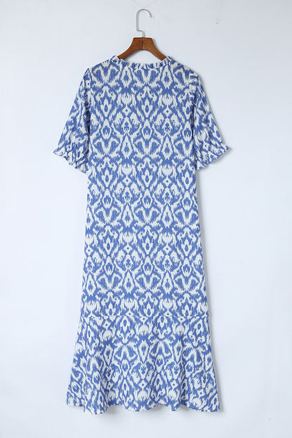 Himmelblaues, lässiges Maxikleid mit geometrischem Print und V-Ausschnitt