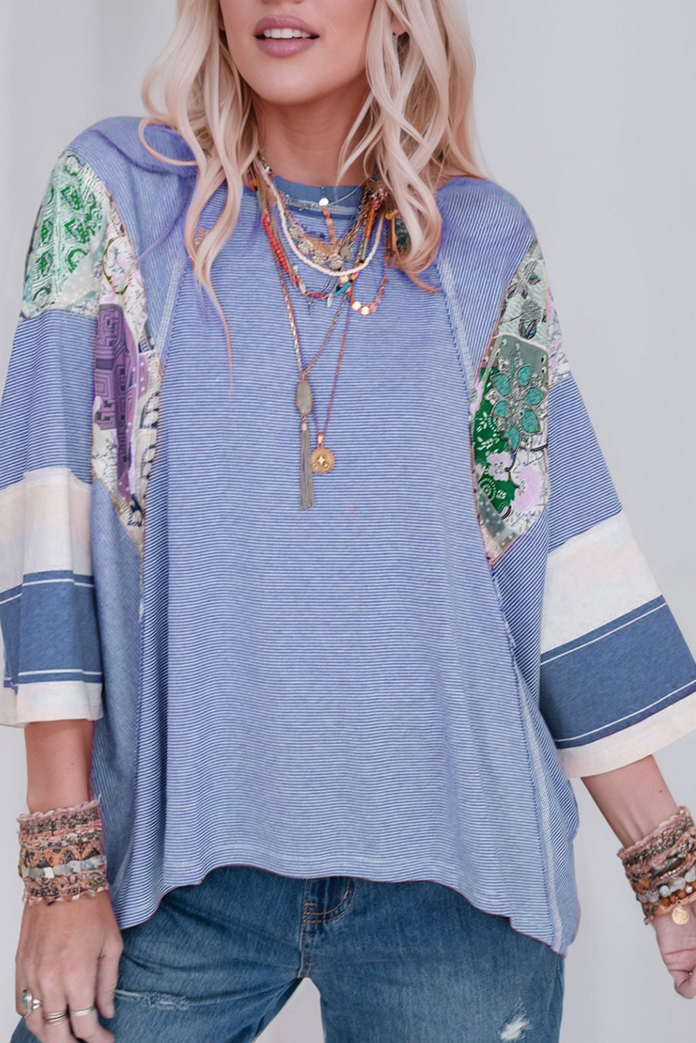 Himmelblaues, gestreiftes und florales Patchwork-Oversize-Top