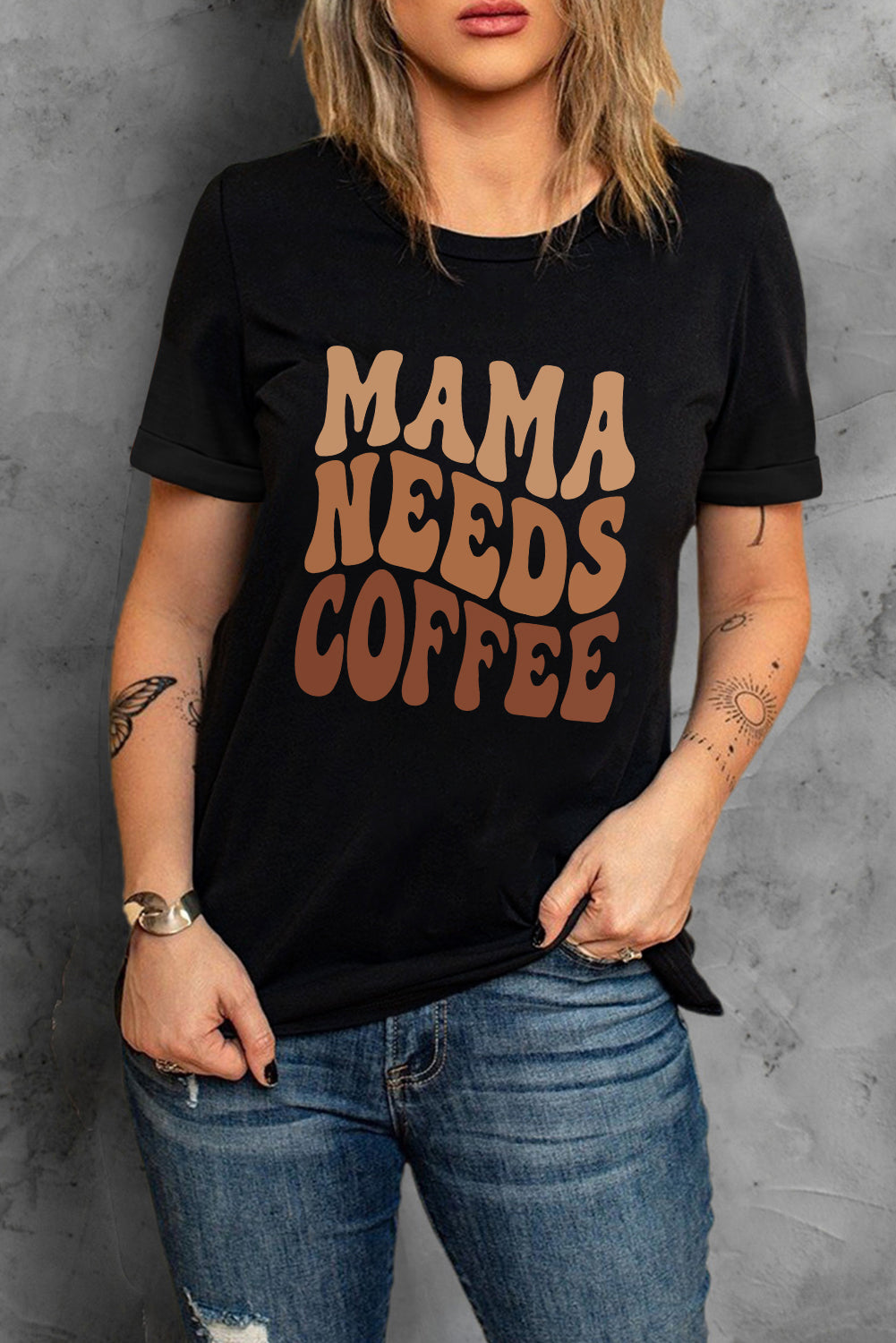 Schwarzes T-Shirt mit „MAMA NEEDS COFFEE“-Grafik