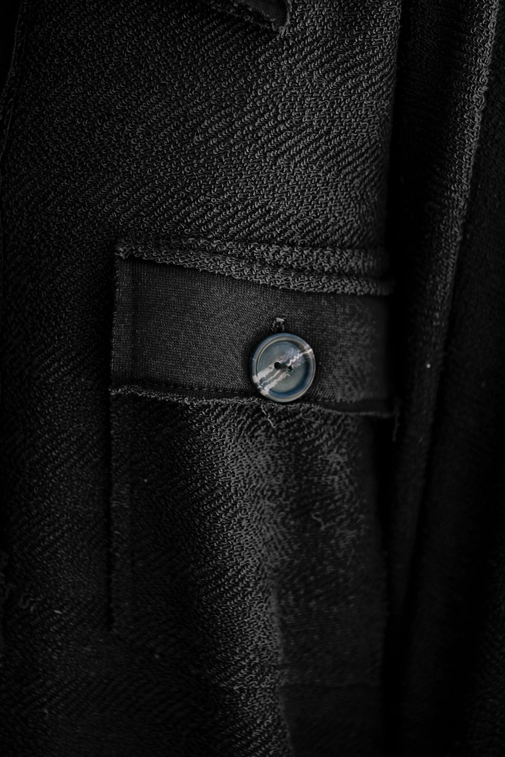 Haut patchy boutonné noir à col polo avec poches