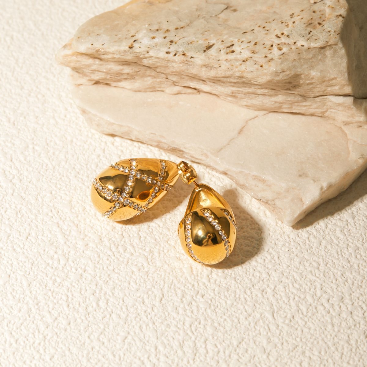 18k fashionable drop-shaped earrings with rhombus-set diamond design