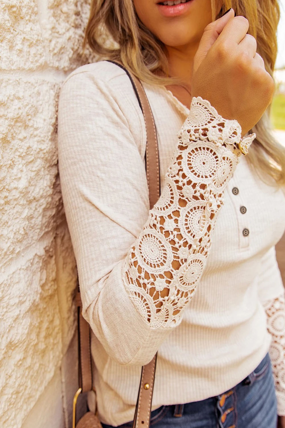 Chemise Henley à manches longues en dentelle côtelée beige pour femme