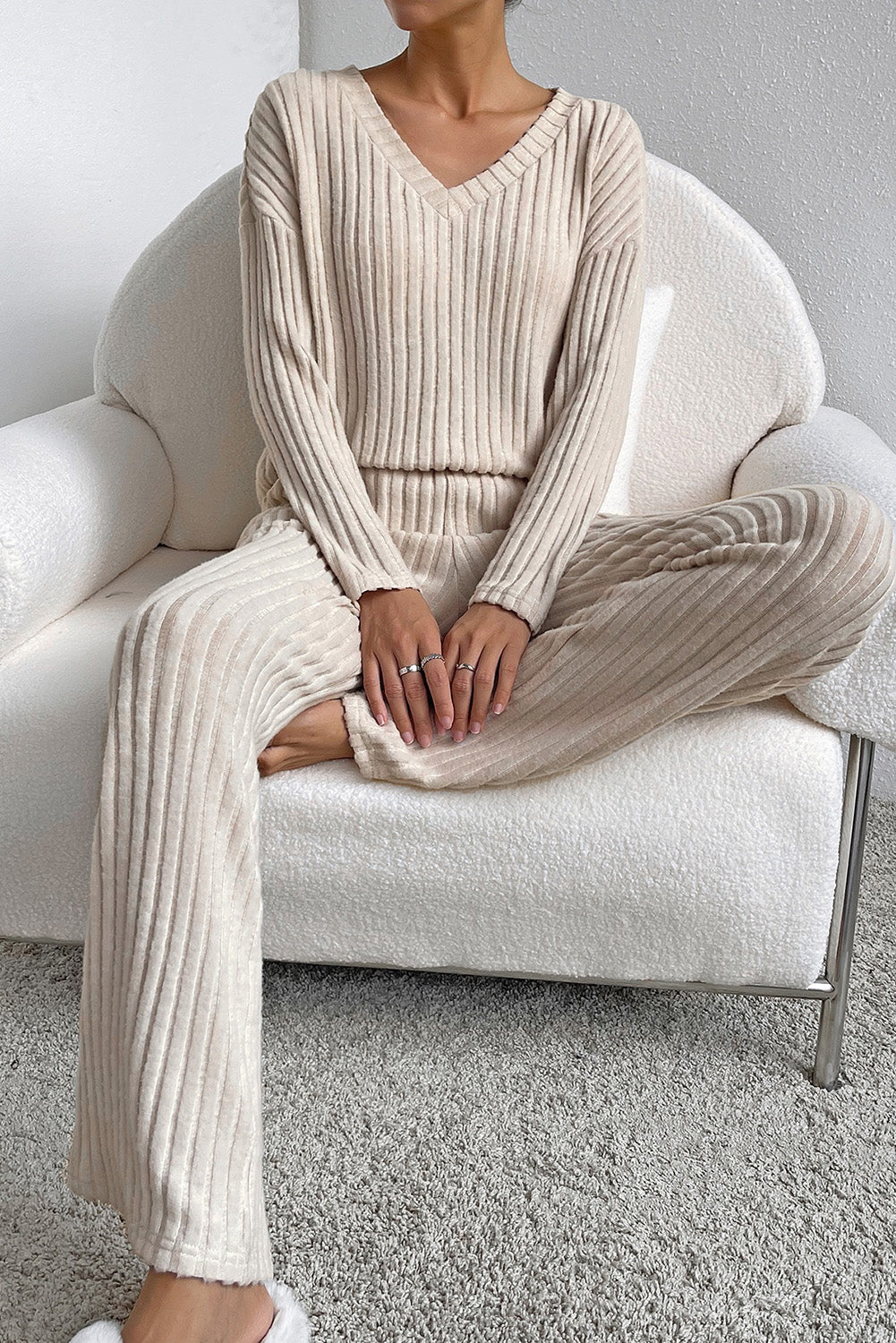 Hellgraues, lockeres Loungewear-Set aus geripptem Strickoberteil und Hose mit V-Ausschnitt