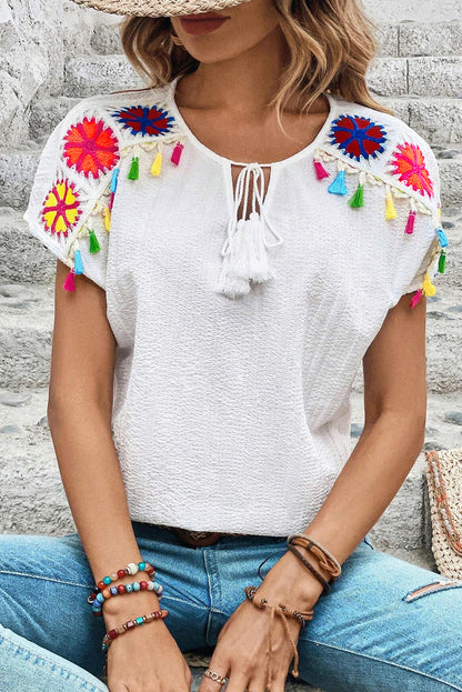 Weiße Boho-Bluse mit bestickten Fransen und V-Ausschnitt und kurzen Ärmeln