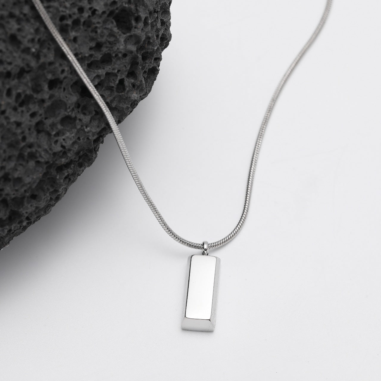 Collier pendentif minimaliste en brique argentée de style froid