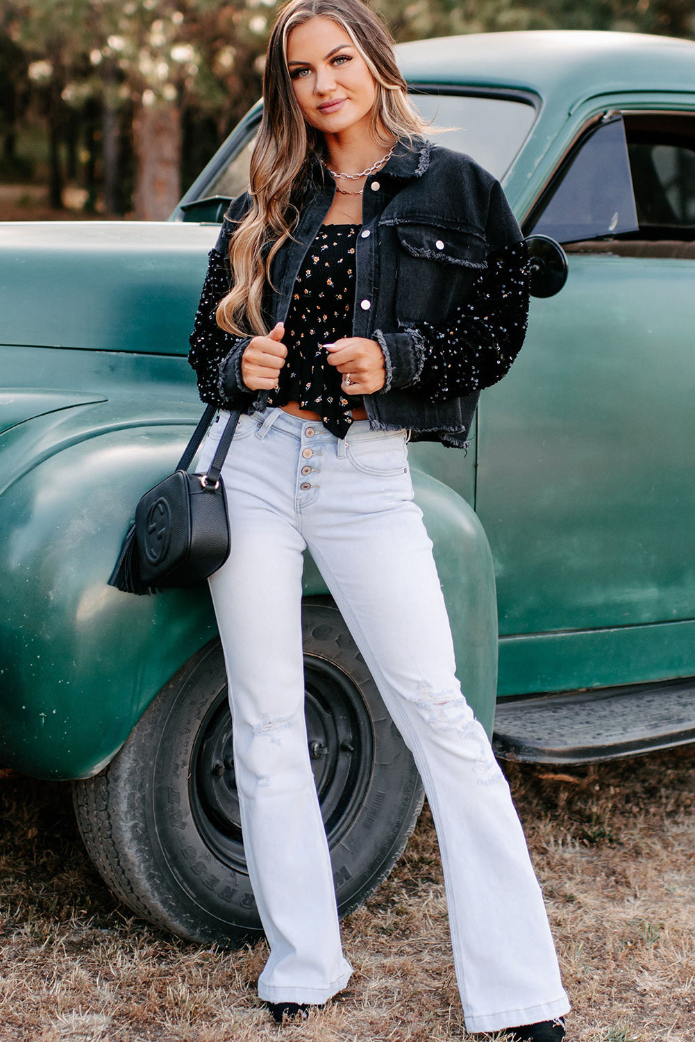 Schwarze Jeansjacke mit unbearbeitetem Saum und Taschen an den Ärmeln und Pailletten