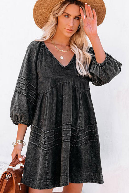 Robe en jean noire à délavage foncé, taille empire, col en V