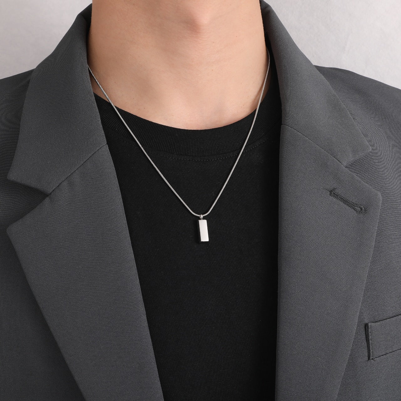 Collier pendentif minimaliste en brique argentée de style froid