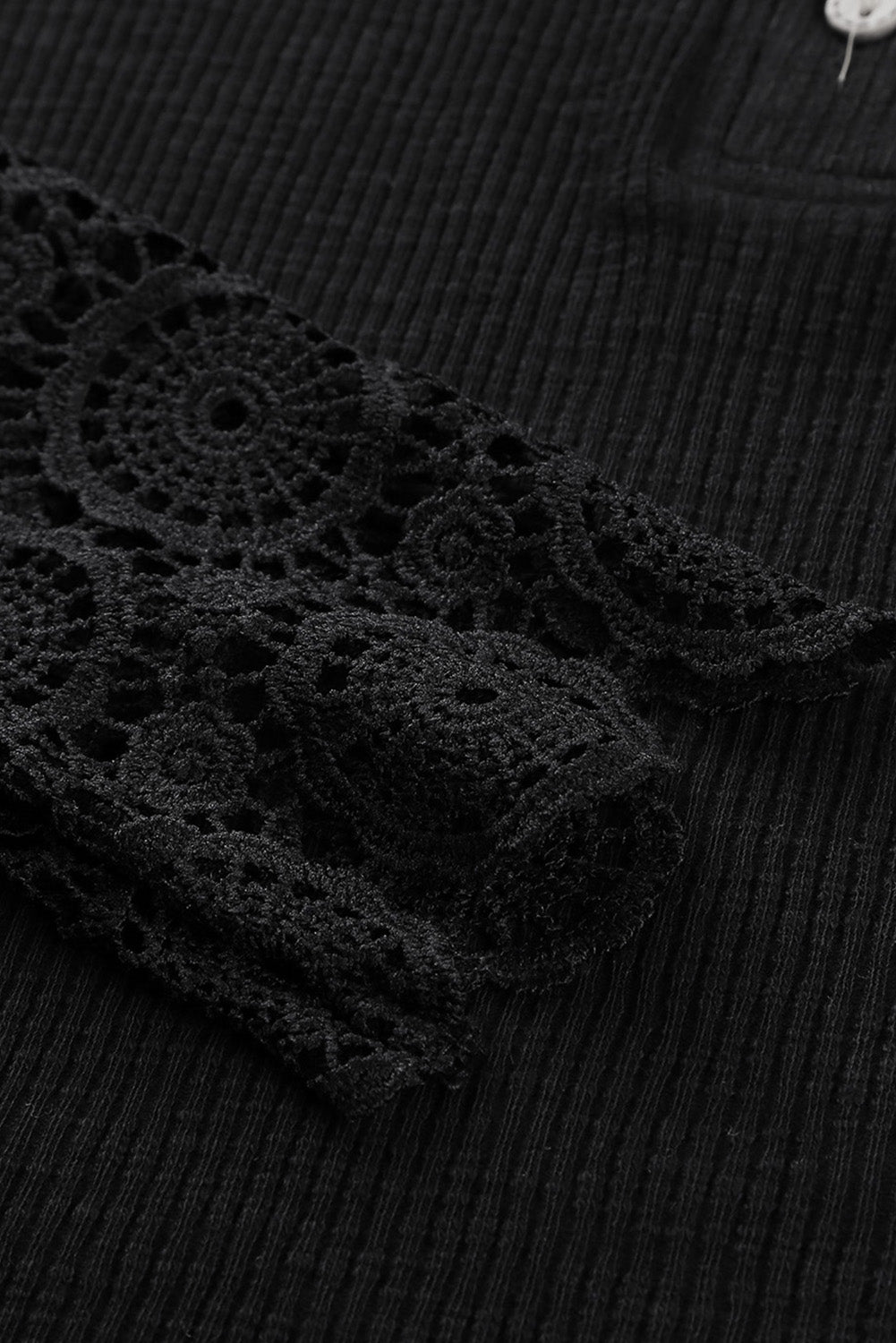 Haut boutonné noir à manches et ourlet en dentelle au crochet