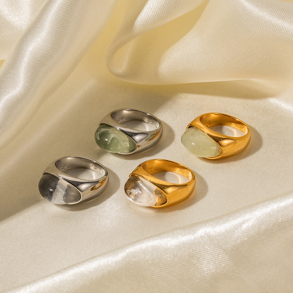 Klassischer, modischer Ring aus 18-karätigem Gold mit eingelegtem Edelsteindesign und schlichtem Stil