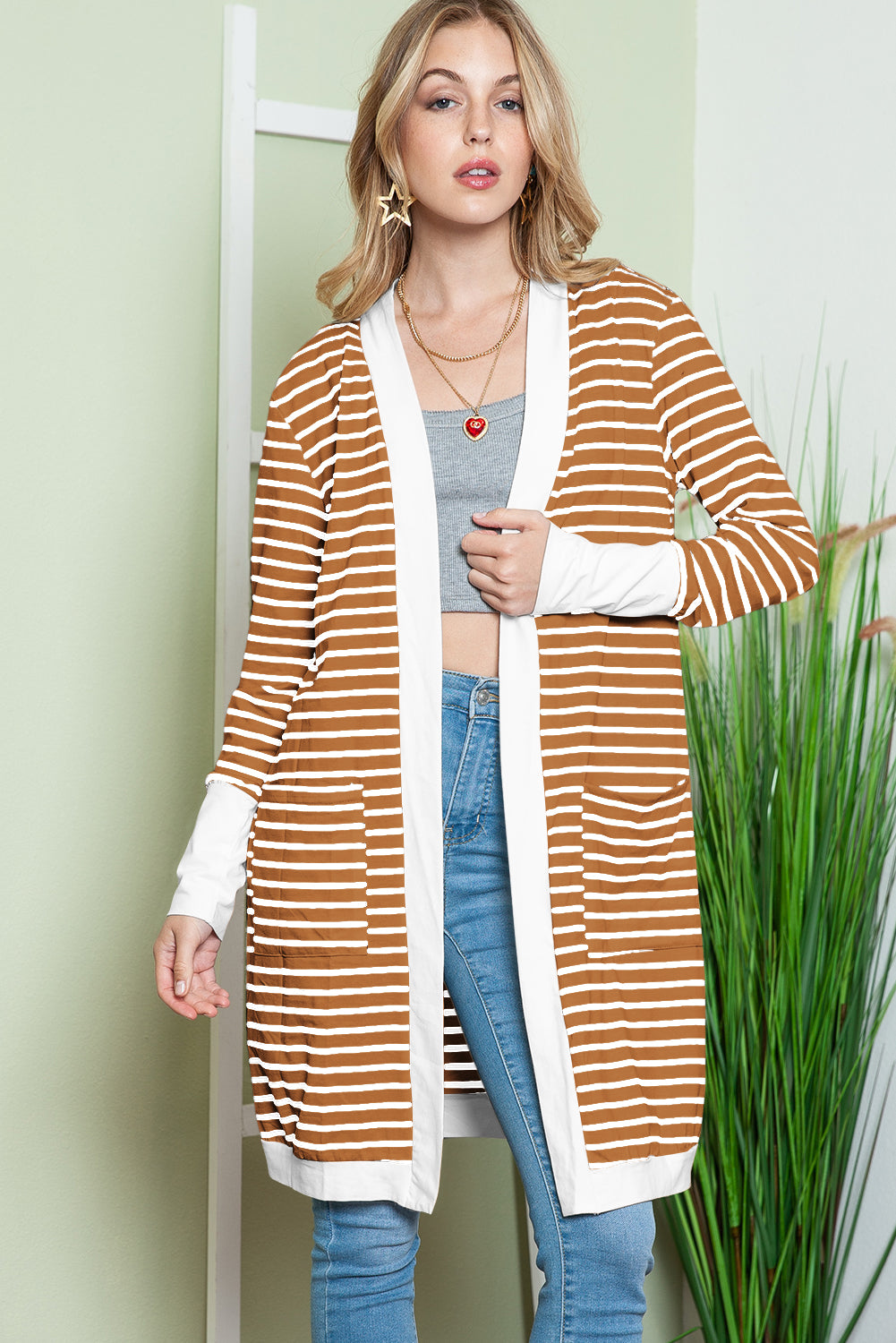 Cardigan long rayé blanc avec poches latérales et devant ouvert