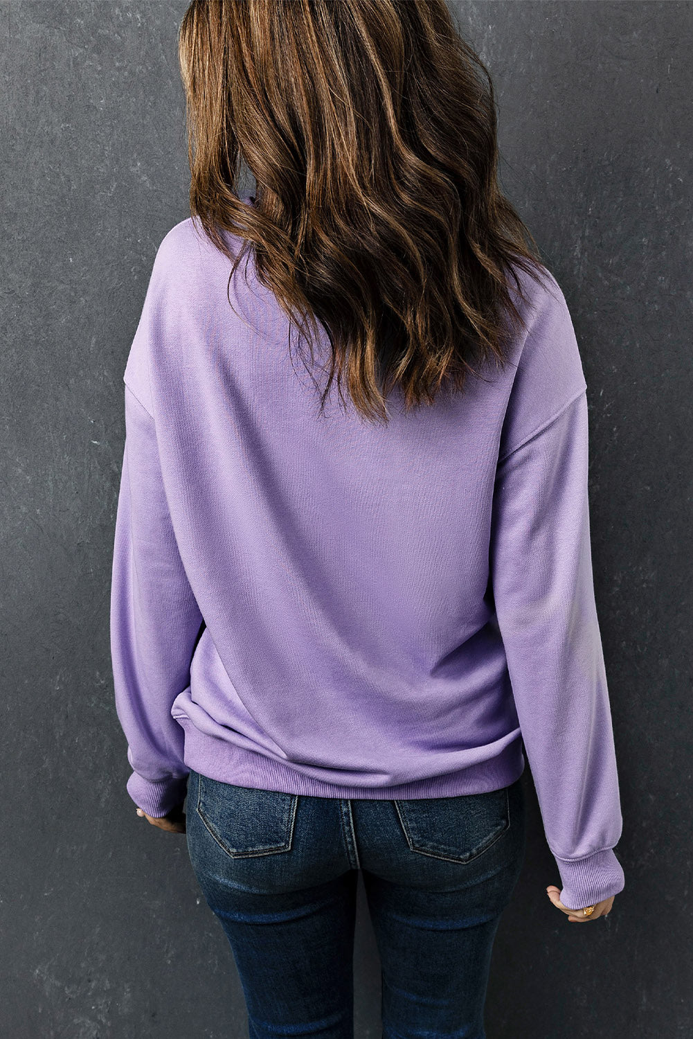 Graues Pullover-Sweatshirt mit BABE-Buchstabengrafik