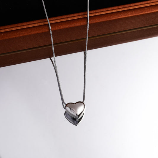 Chaîne de clavicule de luxe légère à la mode avec pendentif d'amour, collier polyvalent