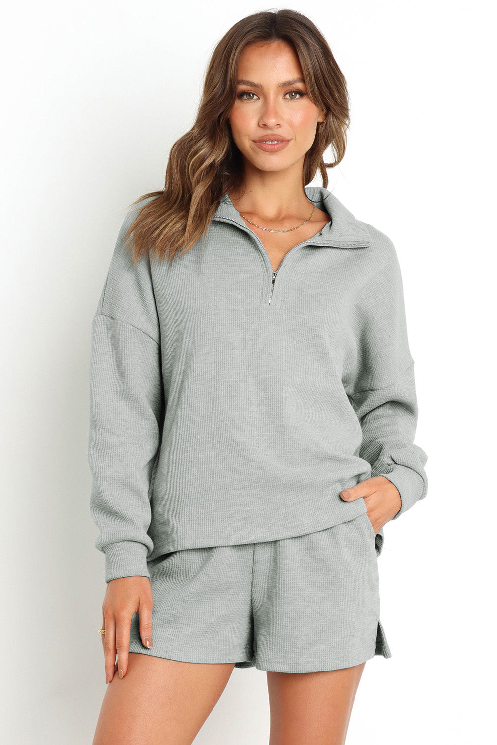 Graues Set aus geripptem Sweatshirt mit Reißverschluss und Shorts mit hoher Taille