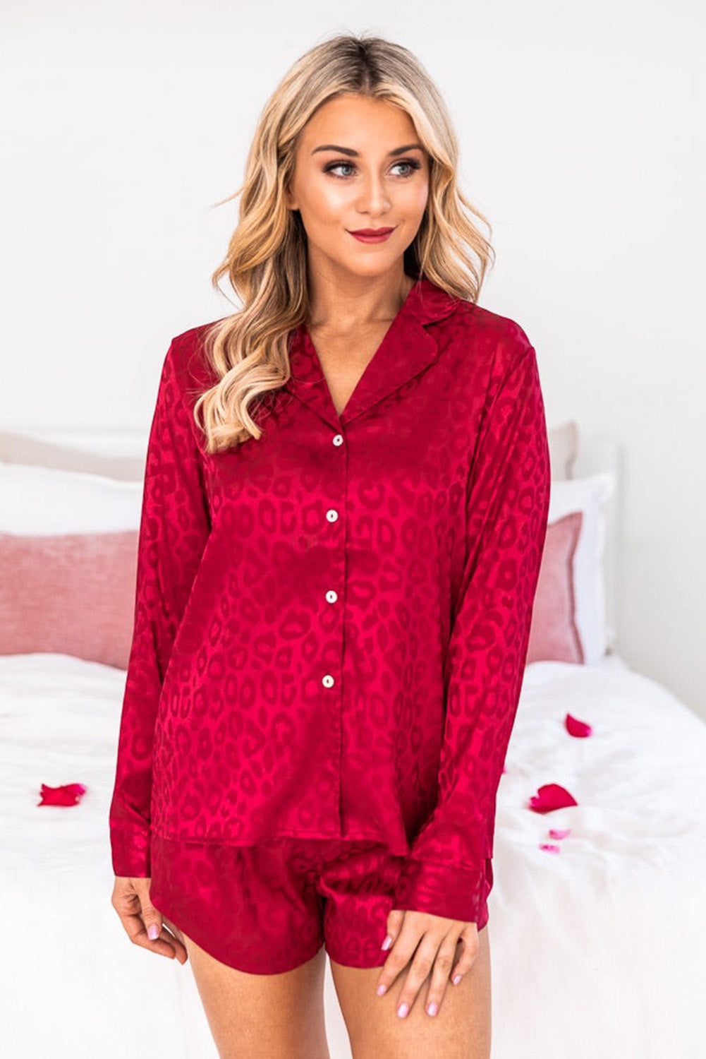 Feuriges rotes 2-teiliges Lounge-Set aus Satin-Langarmoberteil und Shorts mit Leopardenmuster