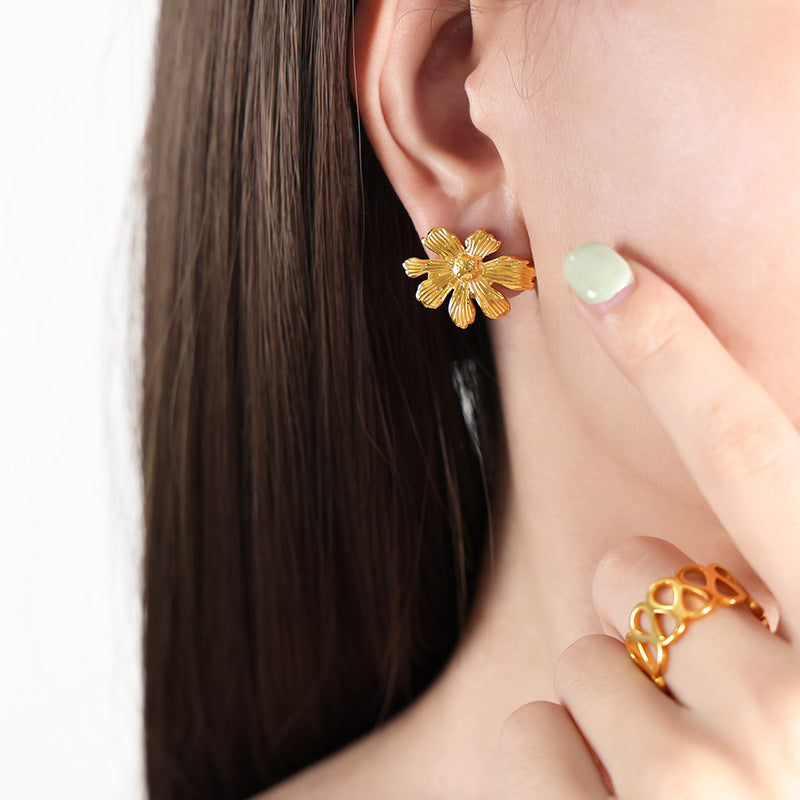 18K Gold Exquisite Trendy Daisy Design Simple Style Earrings