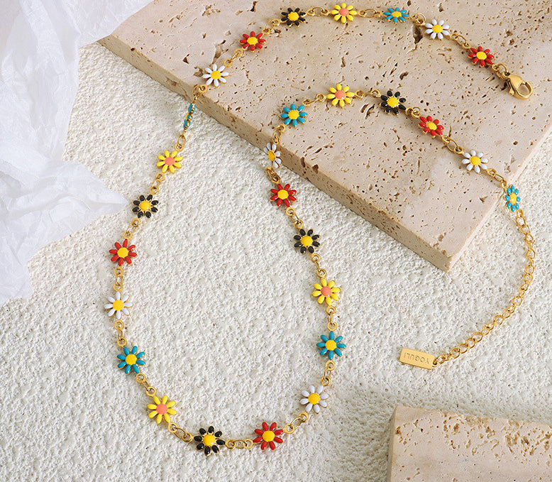 18K gold exquisite and noble daisy design necklace and bracelet set