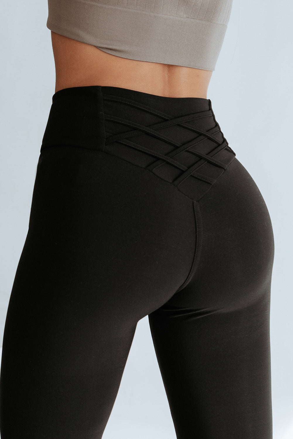 Schwarze, überkreuzte, bauchkontrollierende Leggings mit hoher Taille