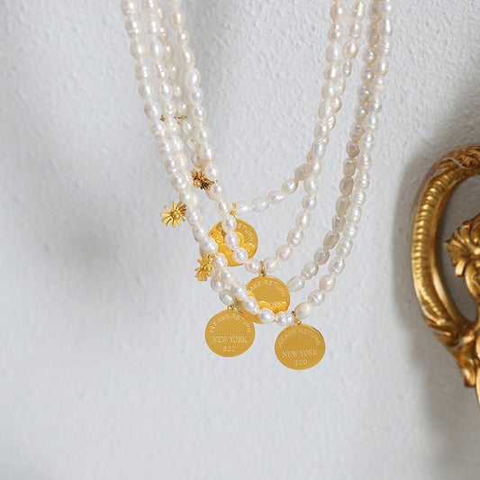 Collier classique en or 18 carats avec perles vintage et médaillon