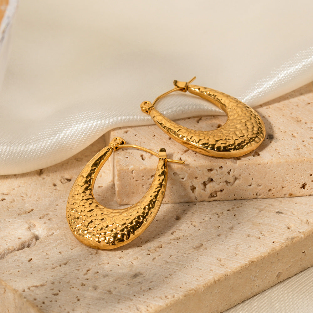 18K Gold Delicate and Fashionable U-shaped Lava Pattern Design Earrings