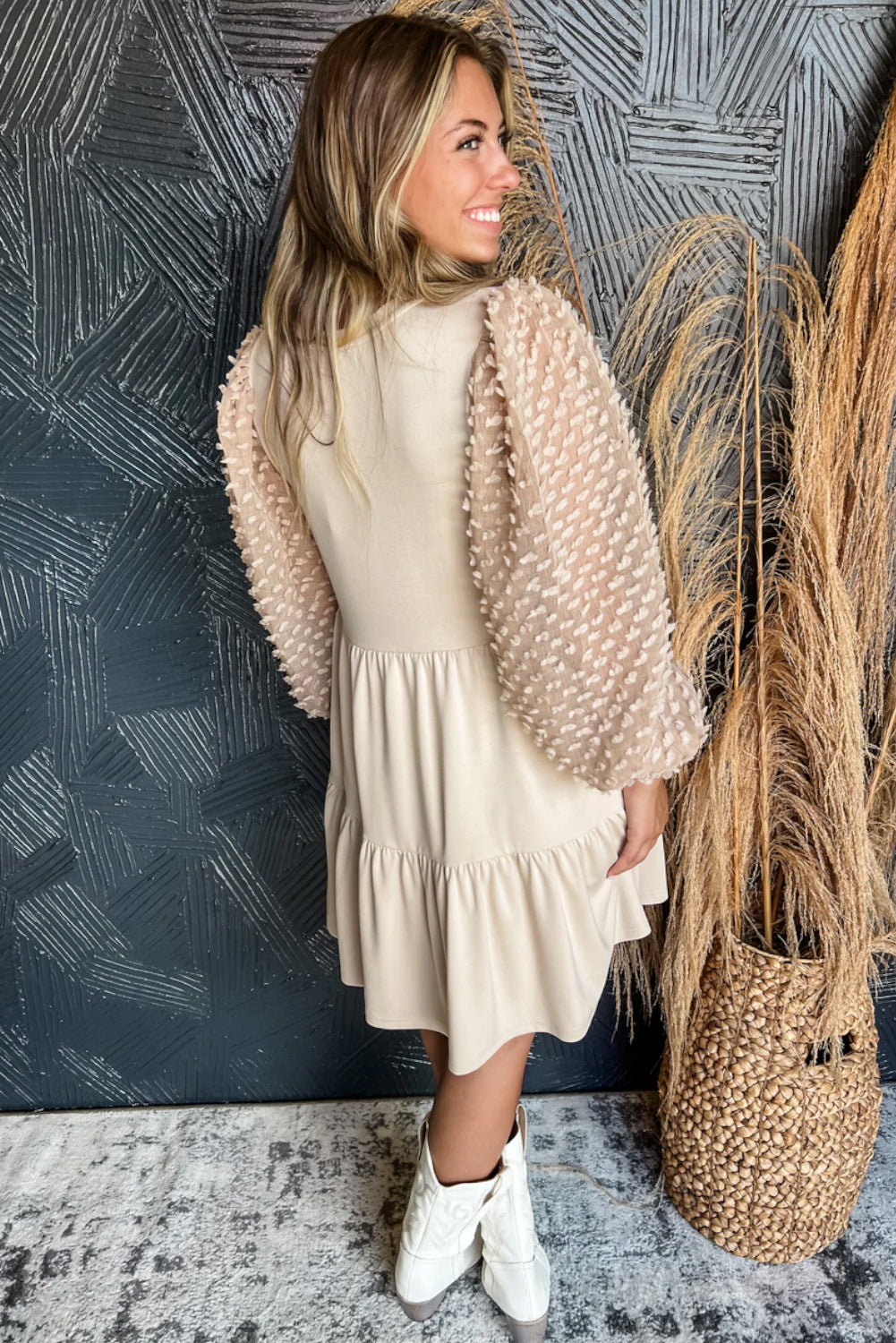 Robe courte beige à volants et manches lanternes à pois suisses