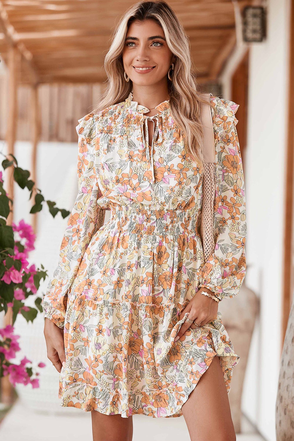 Weißes, gesmoktes, gestuftes Kleid mit Boho-Blumendruck