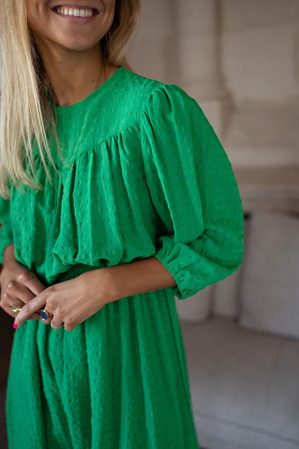 Mini-robe de couleur unie à col rond et manches bouffantes vert foncé